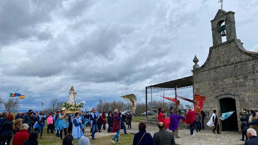 La Virgen de la Luz sube en procesión a la ermita y ya está lista para la romería de mañana