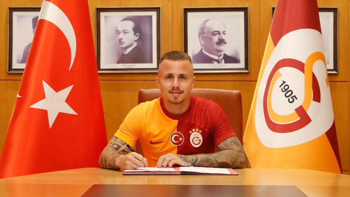 Angeliño, firmando su nuevo contrato como jugador del Galatasaray