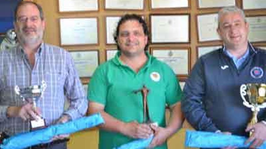 Carlos Solís, César Bergaz y Carlos Sever posan con sus trofeos.