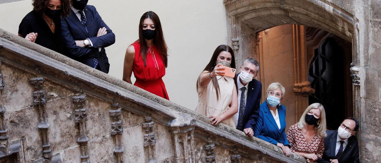 De celebración. La consellera de Compromís Mireia Mollà hace una fotografía con otros miembros del Consell, el viernes, en la escalera gótica del Palau.