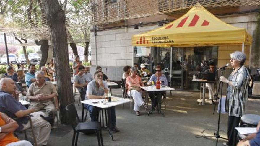 Un moment del balanç, a la terrassa del bar +Cub de Girona.