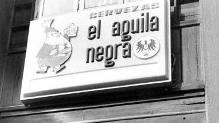 Ruiz-Mateos, en 1991, en la fábrica ovetense de El Águila Negra, entonces suya.