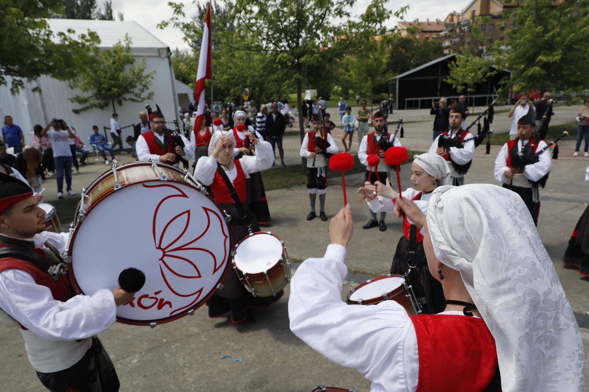 Viesques celebra con gaitas sus fiestas