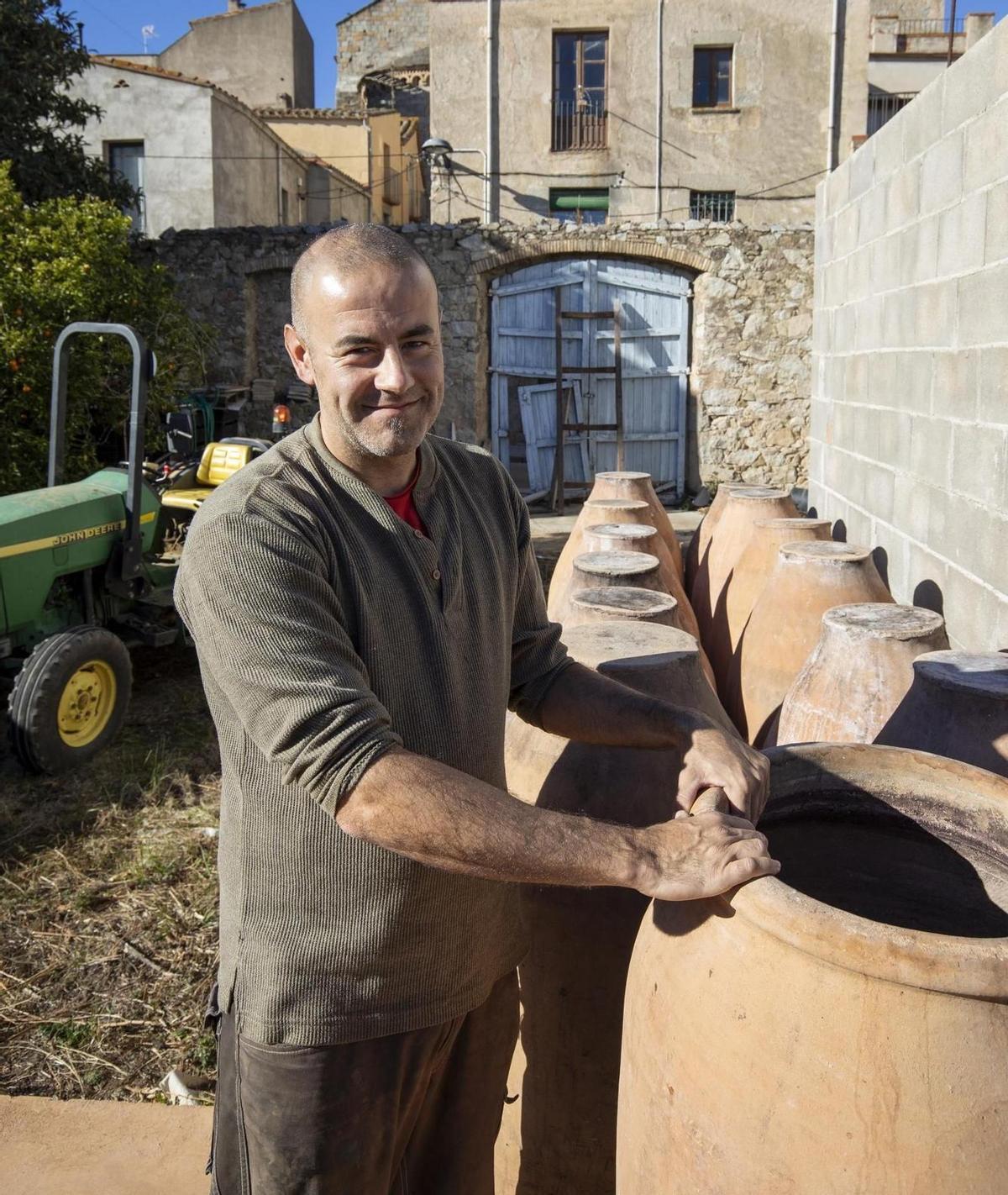 Salvador Batlle amb les àmfores de Villarobledo que va fa servir ocasionalment per vinificar en el moment de fermentació.