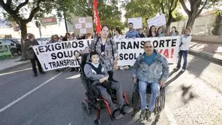 Protesta contra la falta de transporte escolar en un centro de educación especial de Murcia
