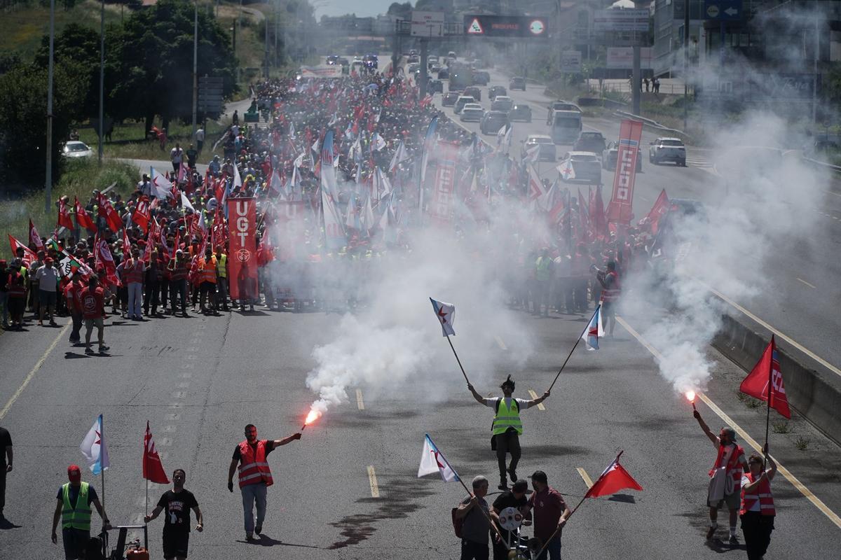 La manifestación del metal corta el acceso a A Coruña por Alfonso Molina La manifestación del metal corta el acceso a A Coruña por Alfonso Molina