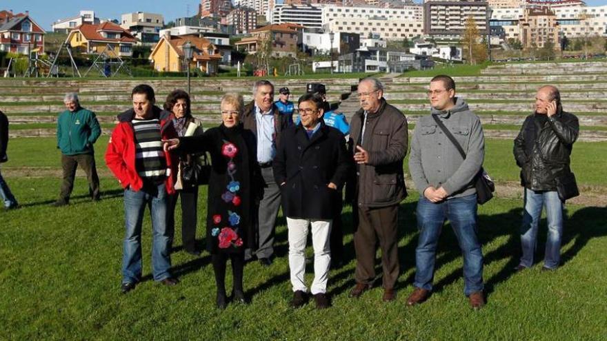 Rivi, en el centro, junto a otros concejales, en la visita a Montecerrao.