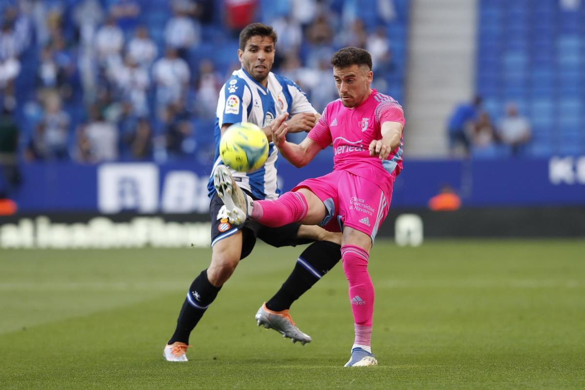 El defensa uruguayo del RCD Espanyol Leandro Cabrera (i) lucha con Enrique Barja, de Osasuna, durante el partido de la jornada 35 de Liga en Primera Divisiónen el RCDE Stadium, en Cornellá (Barcelona). EFE/Andreu Dalmau