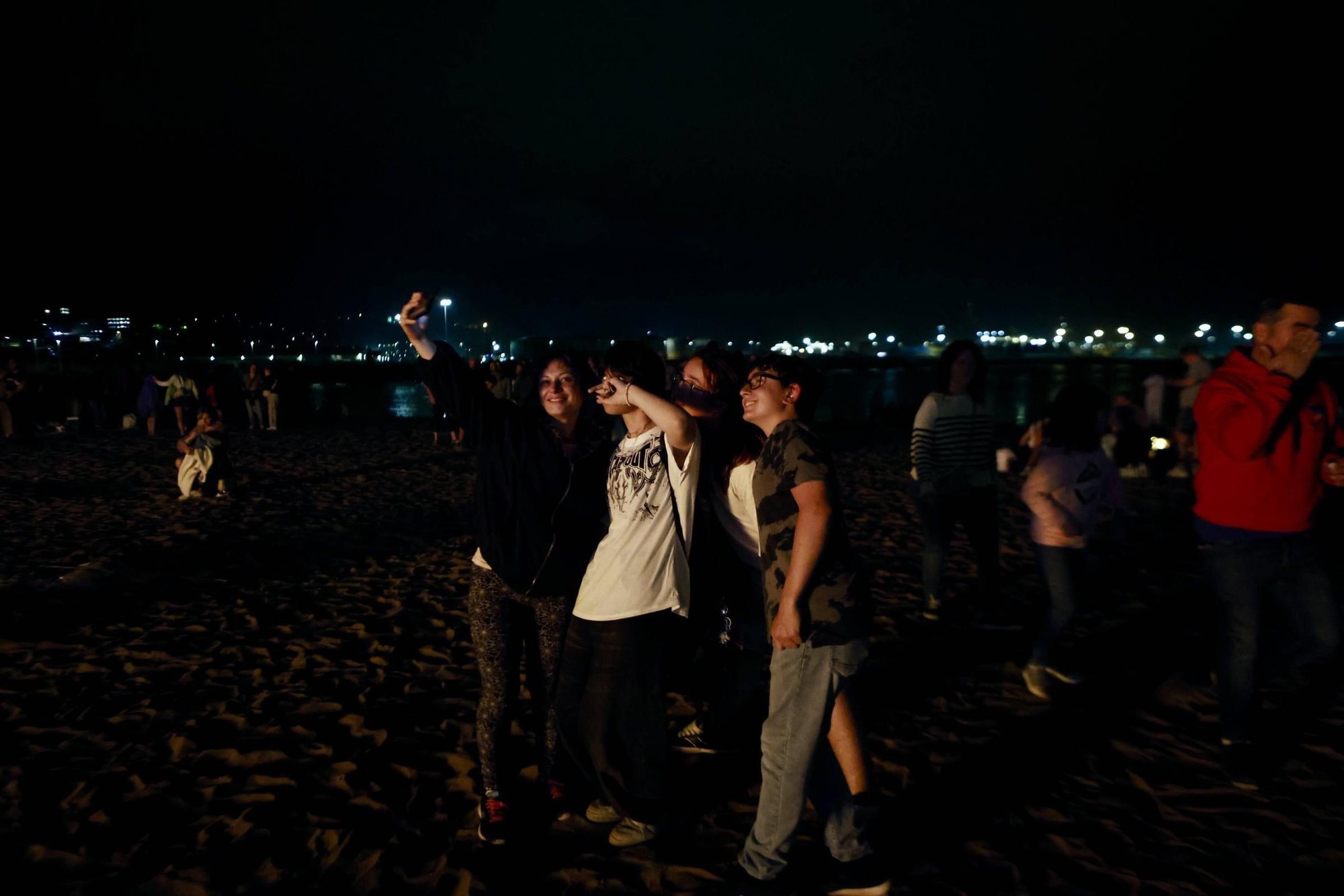 Fuegos artificiales, música, flores, hoguera... la celebración de San Juan en Gijón, en imágenes