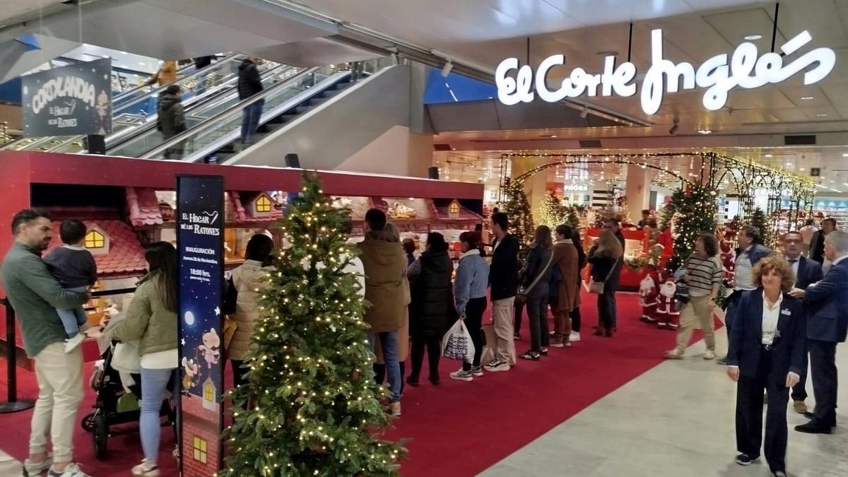 Varias personas en la exposición del "Hogar del Ratón" en el Corte Inglés de Oviedo