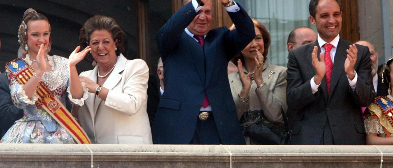 El Rey Juan Carlos I y la Reina Sofía en el balcón del ayuntamiento durante un a mascletà en el año 2006