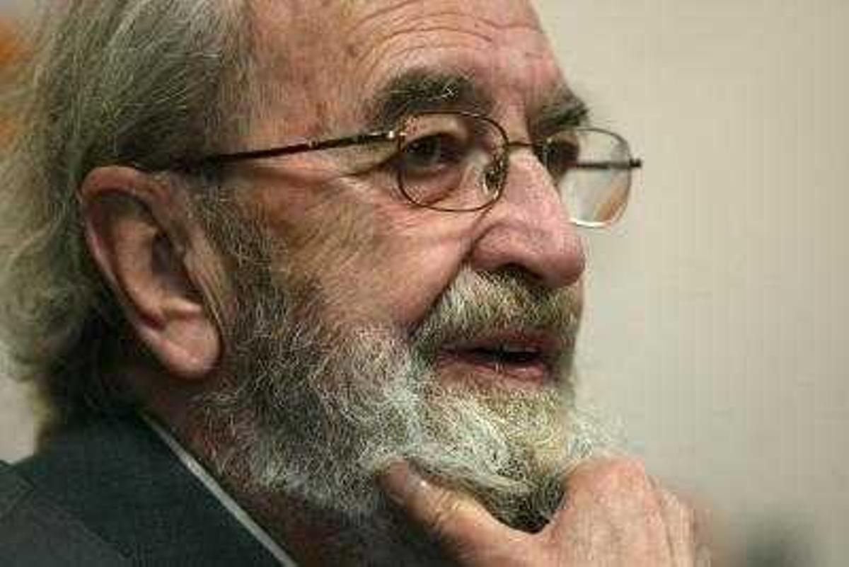 Fotografía de archivo del poeta Ángel González.