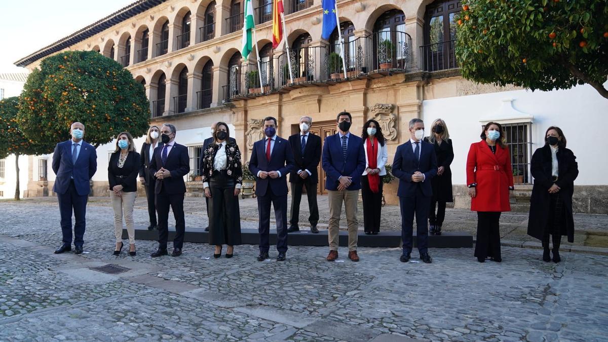 Foto de familia en Ronda de los miembros del Gobierno andaluz.