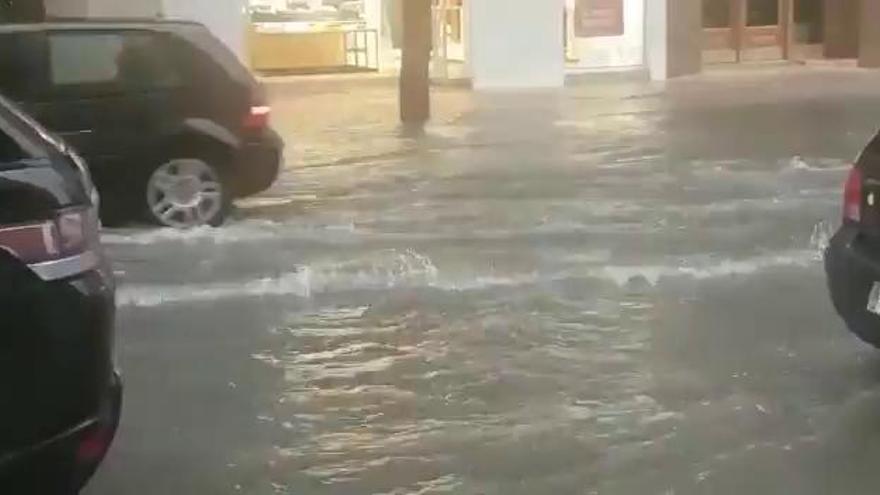 La lluvia anega las calles de Caravaca