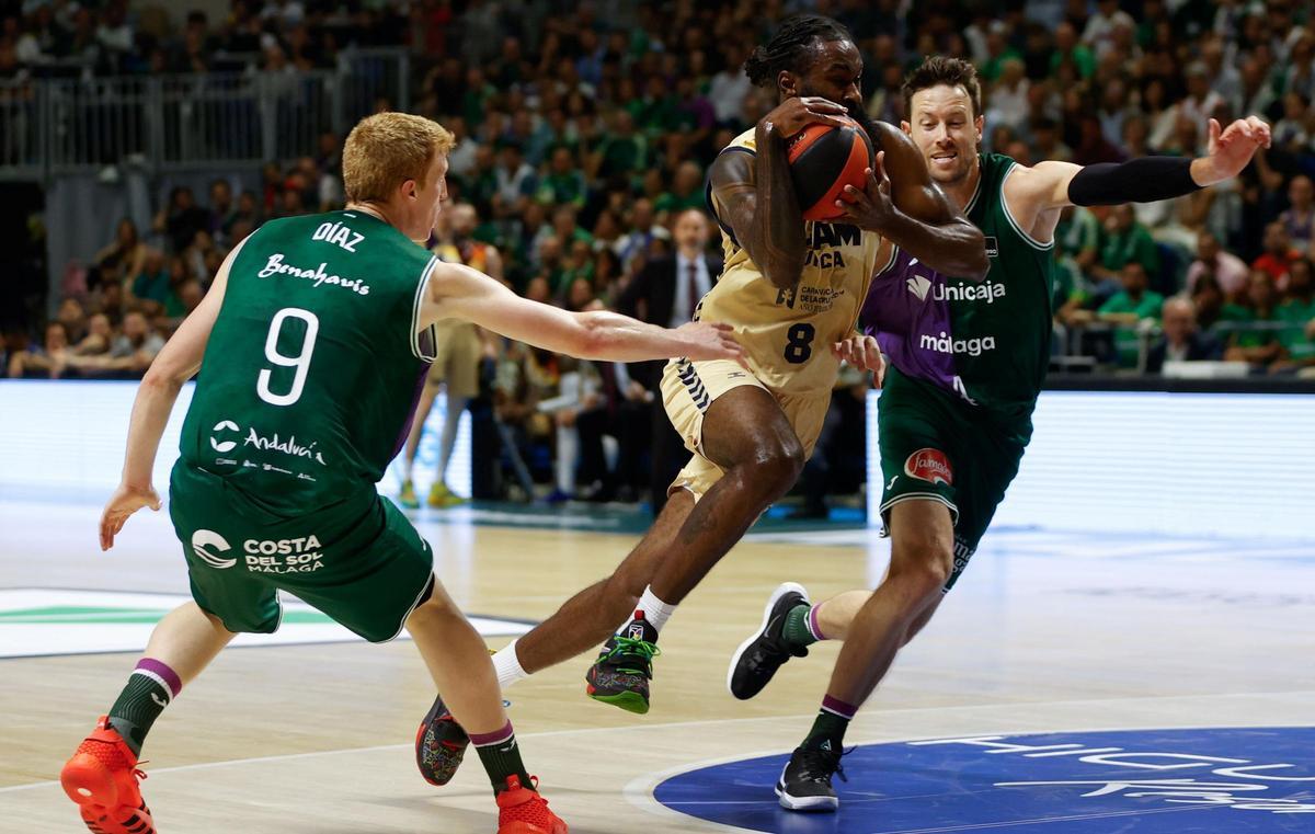 Saint-Ross trata de penetrar a canasta ante Alberto Díaz y Kalinoski