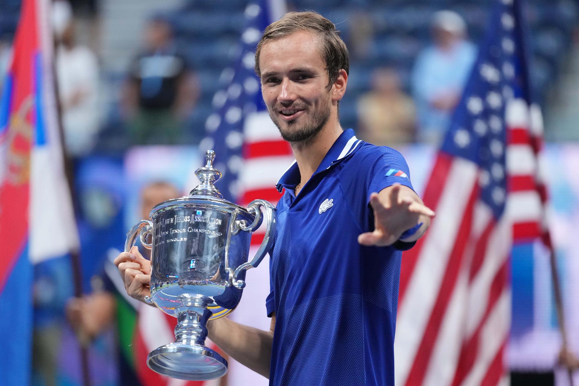 Medvedev arrolla a Djokovic e impide que el serbio haga historia