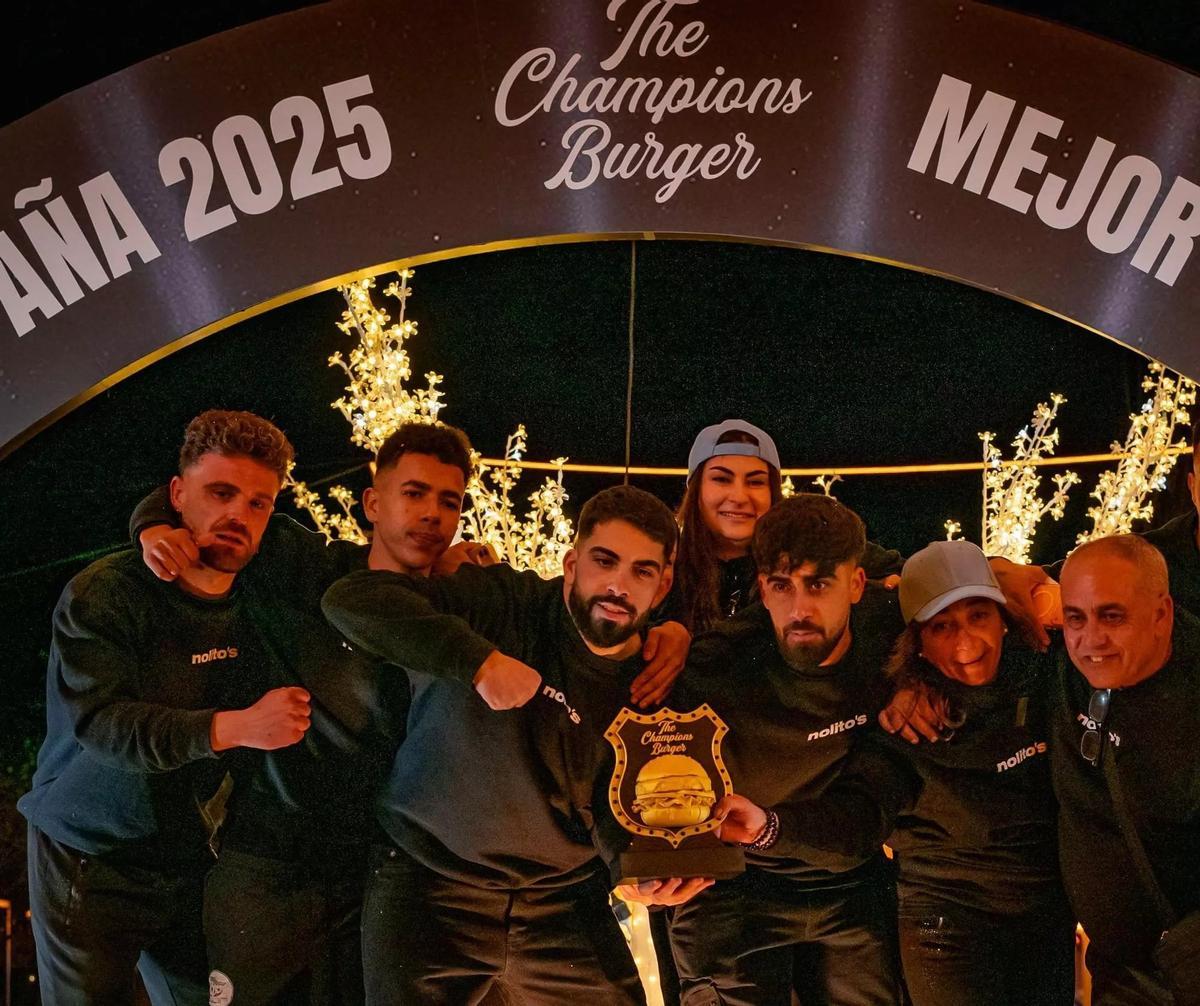 El equipo de Nolito's recoge el galardón de The Champions Burger en Madrid.