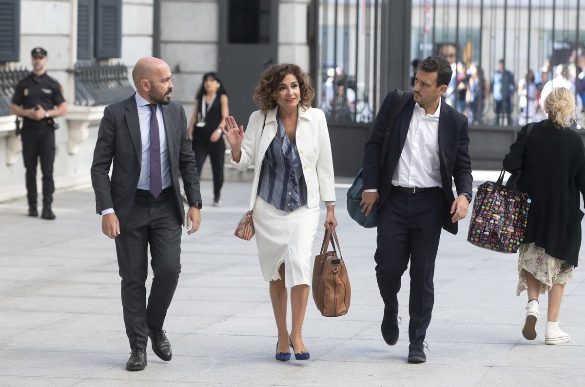 La vicesecretaria general del PSOE y ministra de Hacienda en funciones, María Jesús Montero, a su llegada a la primera sesión del debate de investidura del líder del PP, en el Congreso de los Diputados, a 26 de septiembre de 2023, en Madrid (España).