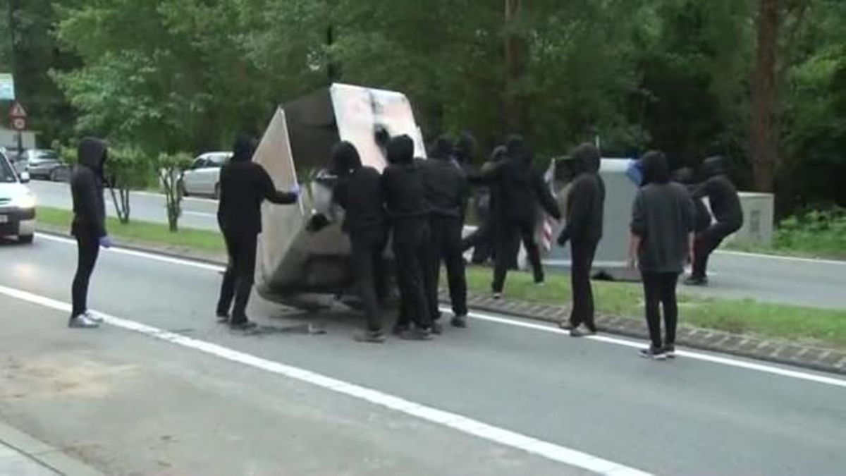 Els estudiants munten barricades.