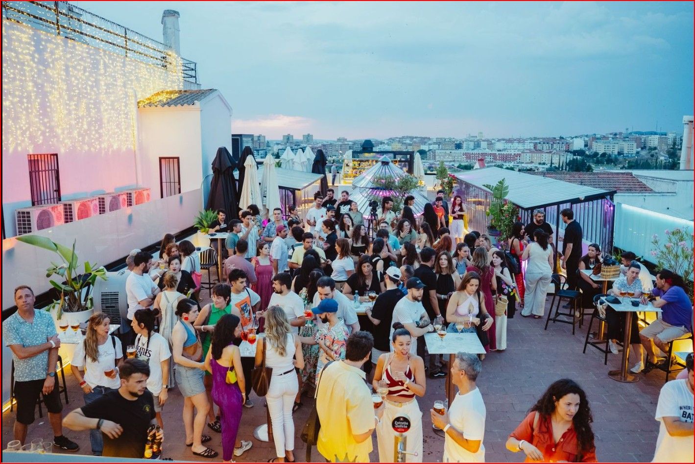 El público en la terraza.