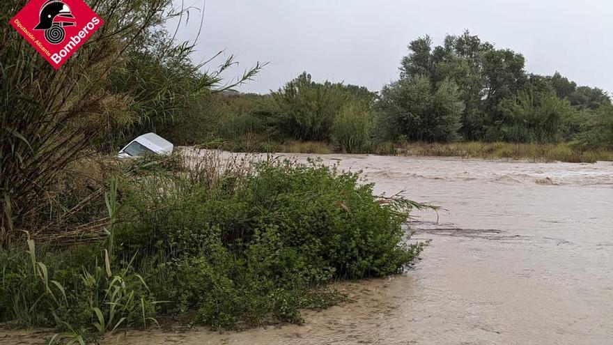 El vehículo del que ha sido rescatado el conductor arrastrado por la corriente en el camino rural entre Alcosser y Benimarfull.