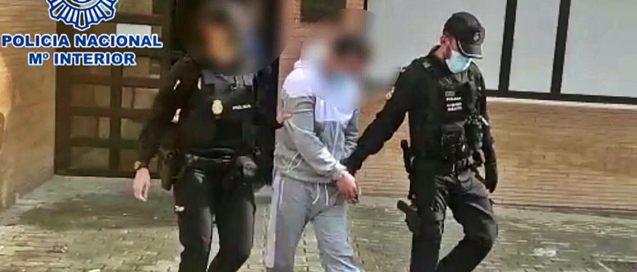 La Policía traslada a uno de los dos detenidos en Alicante por el apuñalamiento. | INFORMACIÓN