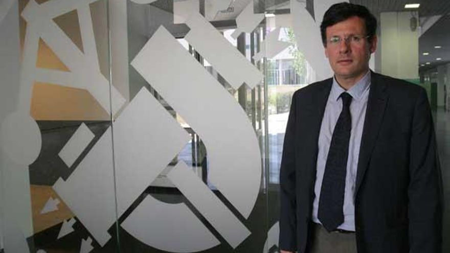 El catedrático Juan Pou, en la sede del campus de la nueva Escuela de Ingeniería Industrial. // Diego Pérez