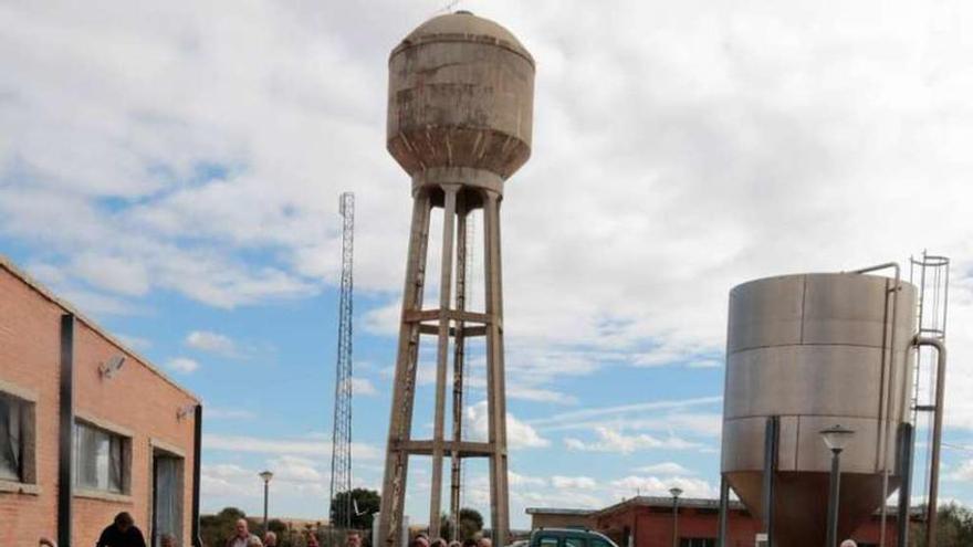 Una de las tuberías del depósito que abastece además a Roelos y Salce.