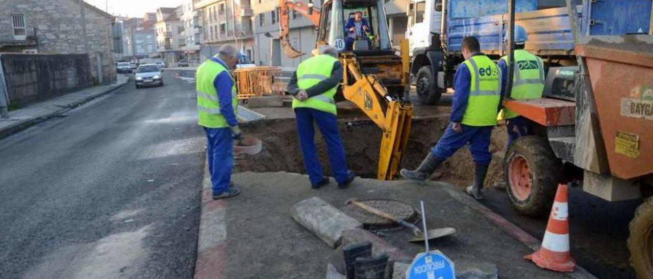 Las obras para la reparación de la tubería de agua en la rotonda de Larsa cerraron un carril. // Noé Parga