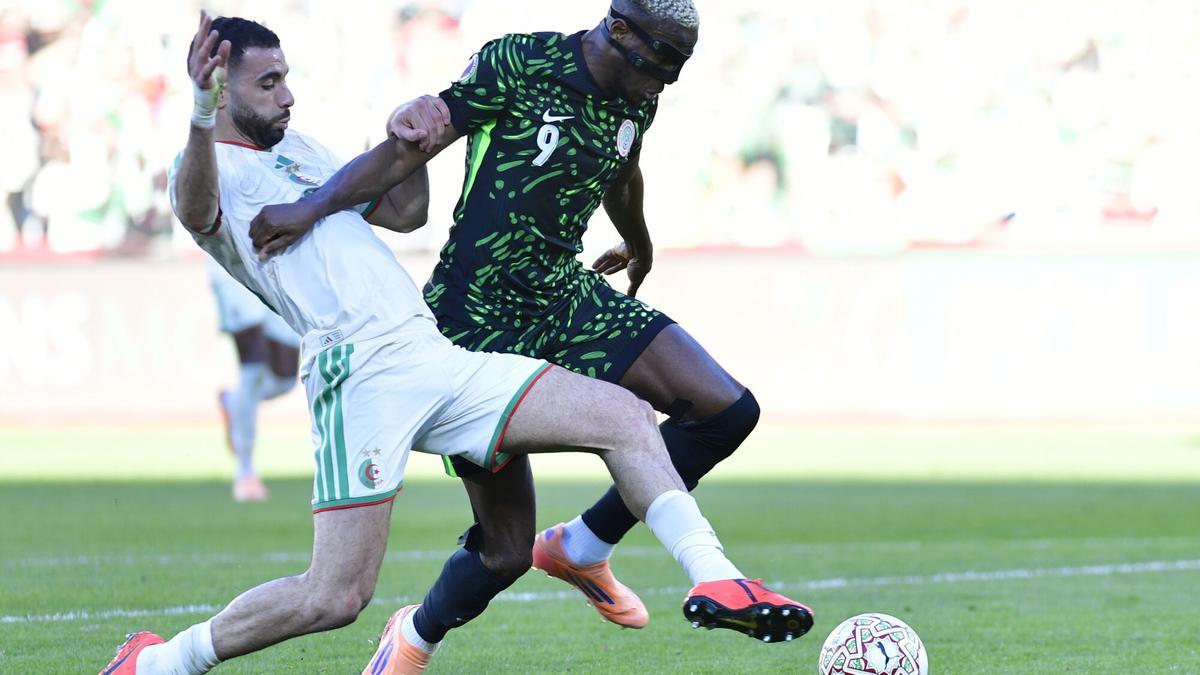 Victor Osimhen, de Nigeria, ante Ramiz Zerrouki, de Algeria, en la copa África