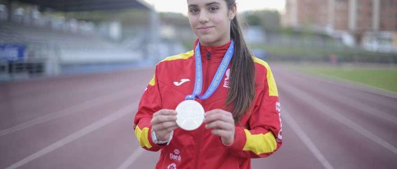 Ariane Toro, con la medalla de plata lograda en Rusia, a su llegada a Avilés.