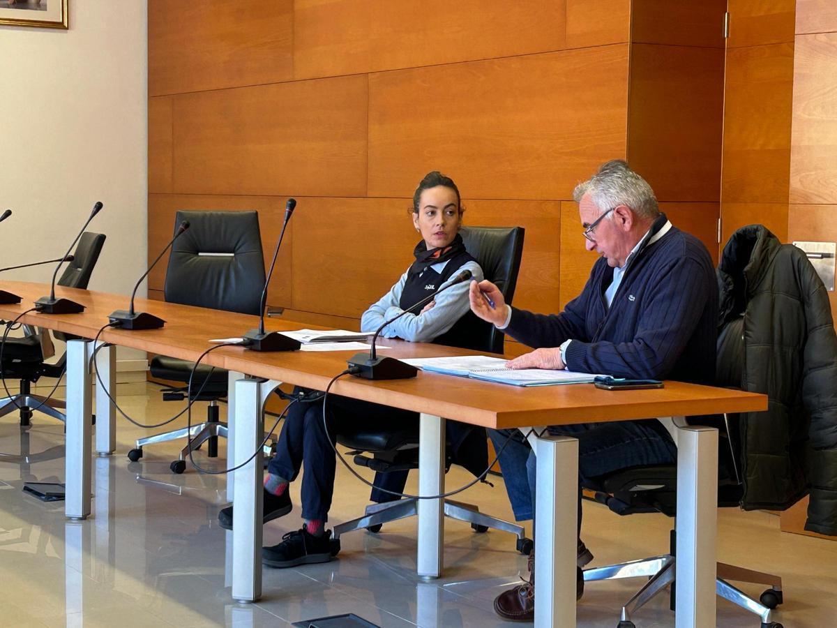 Azahara Fernández, a la izquierda, junto a Juan Carlos Rodríguez, durante el Pleno de Salas.