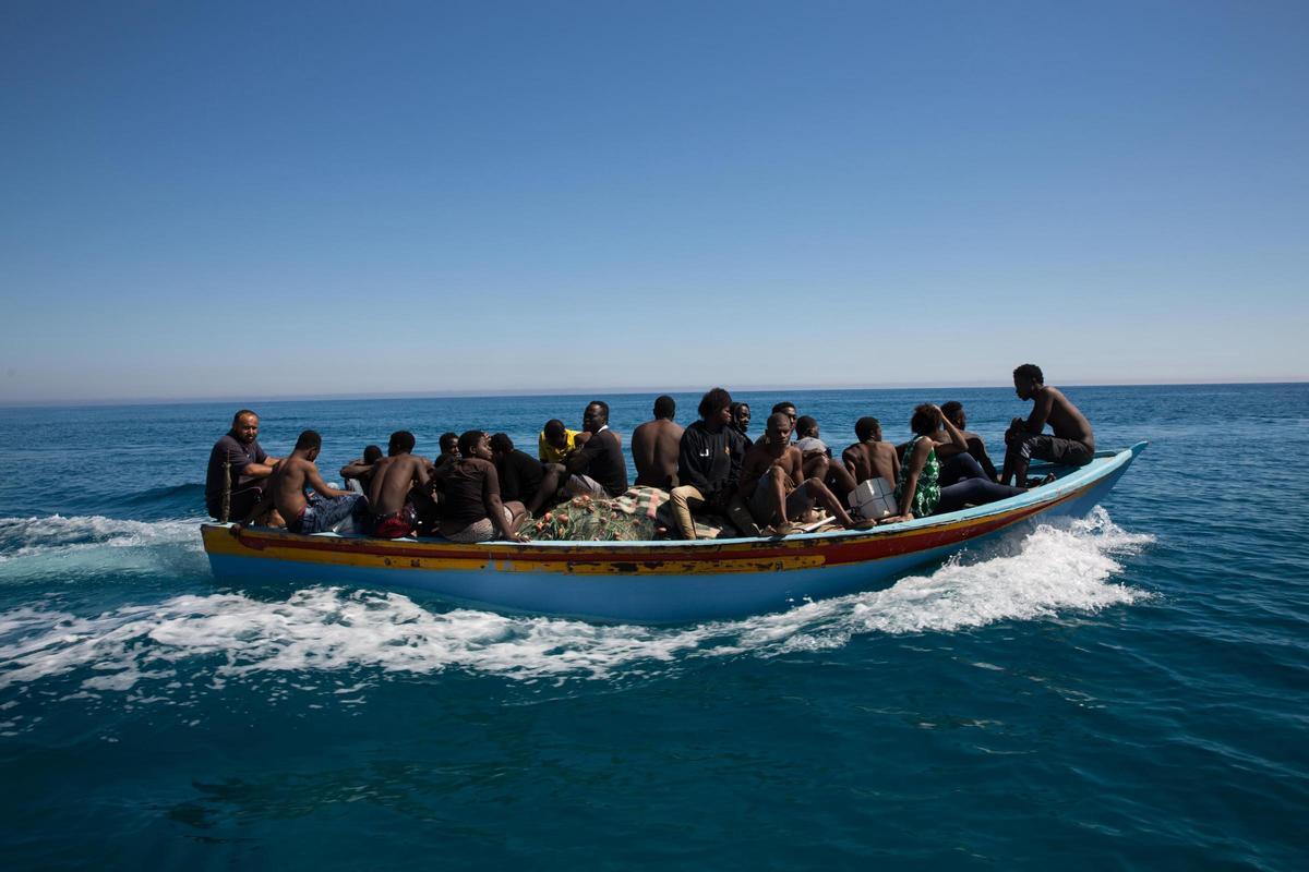 Mueren 61 migrantes en un naufragio frente a las costas libias