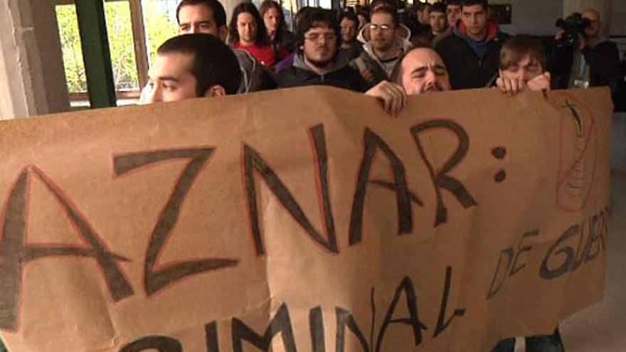 Imagen de la protesta protagonizada por una veintena de jóvenes al inicio de la conferencia que hoy a ofrecido en la Facultad de Económicas de Oviedo, el ex presidente del Gobierno, José María Aznar.