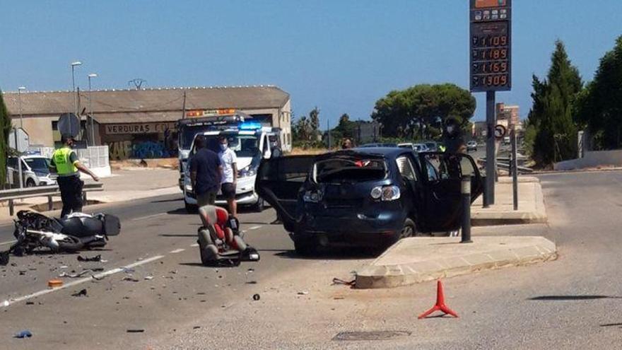 Un motorista colisiona violentamente con la parte de atrás de un turismo en Benicarló y termina en el hospital