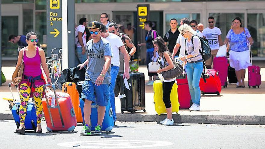 Empresarios y consumidores dan un &quot;sí&quot; con reparos a la tarifa plana interinsular