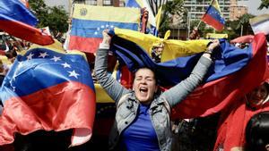 Maduro s’enfronta a nous xocs amb els EUA, la UE i l’Amèrica Llatina