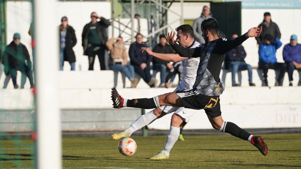 Lance del pasado cruce entre el CD Pozoblanco y el Xerez CD en el Municipal.