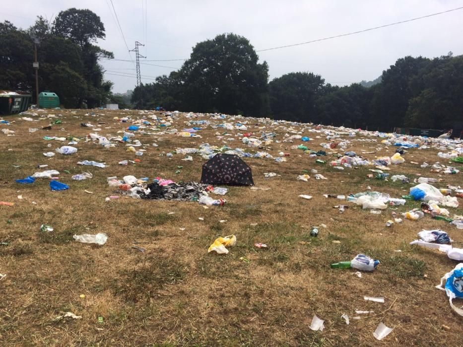 Restos de basura tras el Carmín