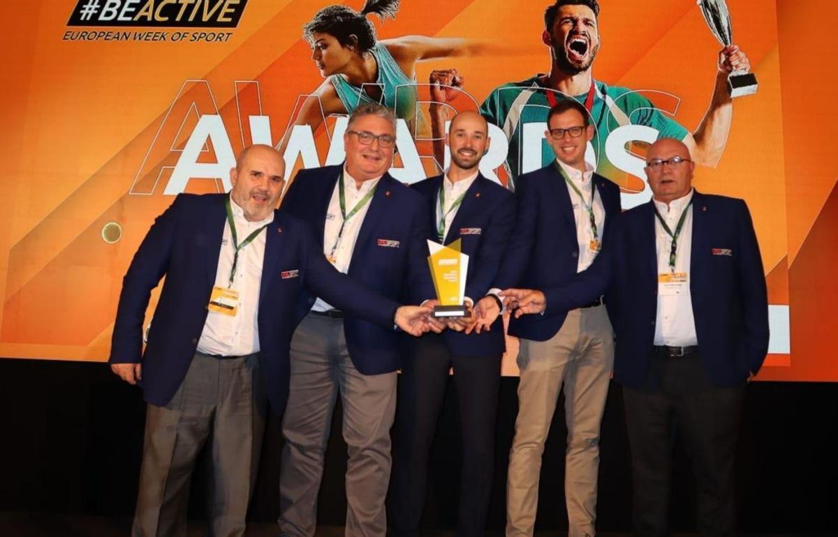 Dirigentes del grupo UMUSport, con el premio Be Active de la Comisión Europea.  | L. O.