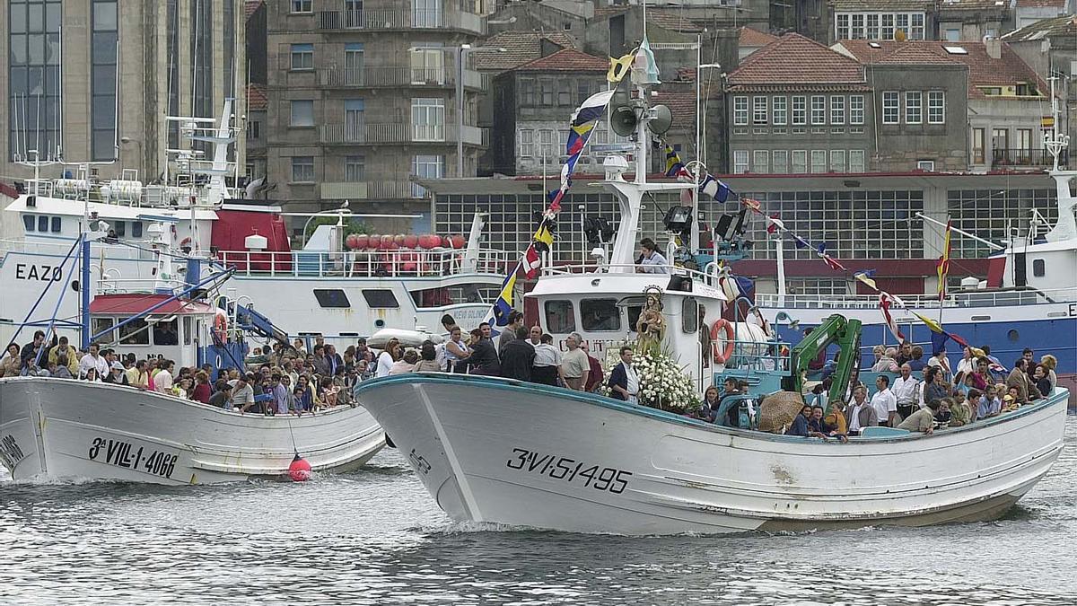 PROCESION DE LA VIRGEN DEL CARMEN CON MOTIVO DE LAS FIESTAS DEL BERBES, EN VIGO EN 2001