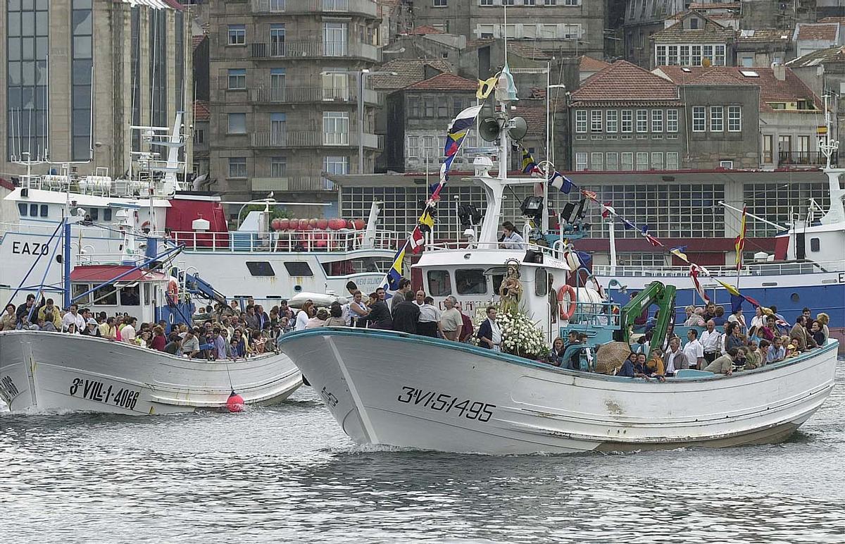 PROCESION DE LA VIRGEN DEL CARMEN CON MOTIVO DE LAS FIESTAS DEL BERBES, EN VIGO EN 2001