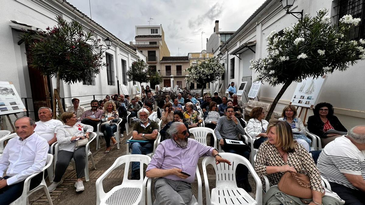 El público llenó el patio de la EPA Jaume I d'Algemesí