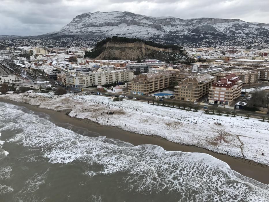 Vista aérea de la Marina Alta cubierta de nieve