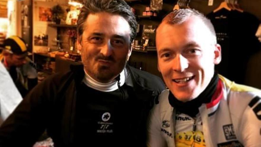 Robert Bellsolà amb Robert Gesink, al bar La Fàbrica de Girona.