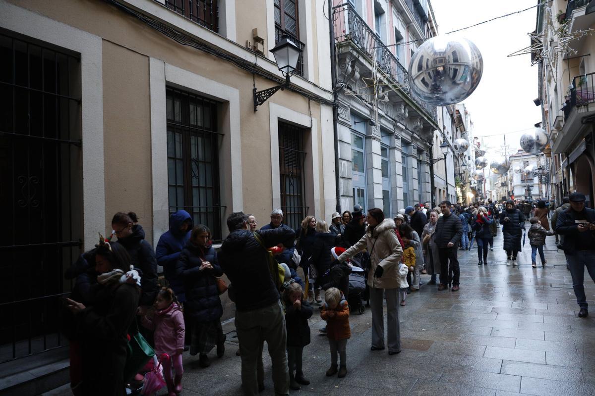 Papá Noel recibe a los niños en el Ayuntamiento de Oviedo tras suspenderse la Cabalgata