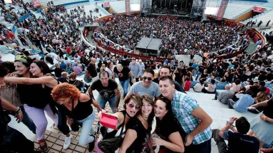 Parte del público que el pasado sábado copó la plaza de toros para ver a Loquillo, Urrutia, Los Rebeldes o M-Clan, entre otros.