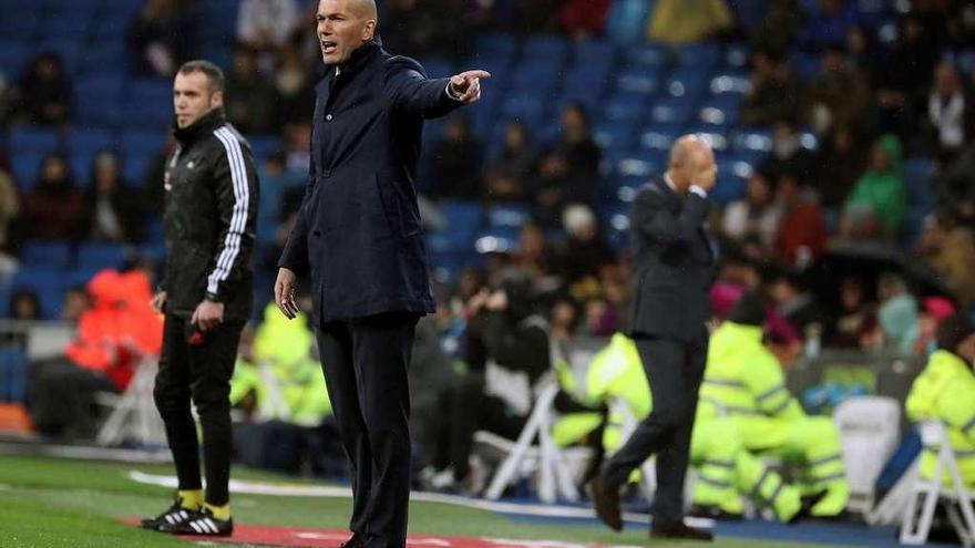 Zinedine Zidane da instrucciones durante el partido copero del martes contra el Fuenlabrada.