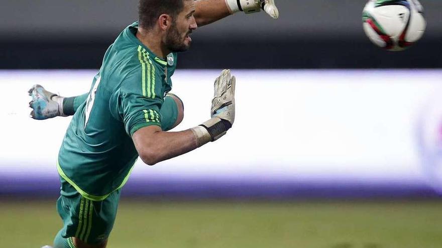 Kiko Casilla realiza una estirada en un partido con el Madrid.