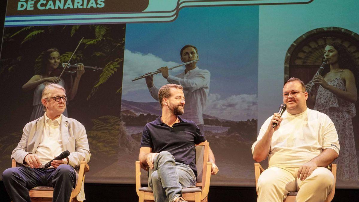 Víctor Pablo Pérez, director de la JOCAN, Juan Márquez, viceconsejero de Cultura, y Álvaro Lorente, músico de la JOCAN, durante la rueda de prensa esta mañana en el Teatro Guiniguada.